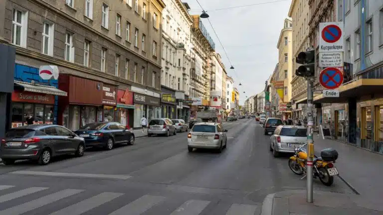 Entrümpelung 1050 Wien Margareten – Straßenansicht mit Geschäften im 5. Bezirk