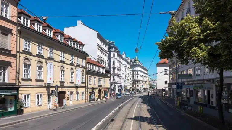 Entrümpelung 1040 Wien Wieden – Straßenansicht mit Straßenbahngleisen im 4. Bezirk