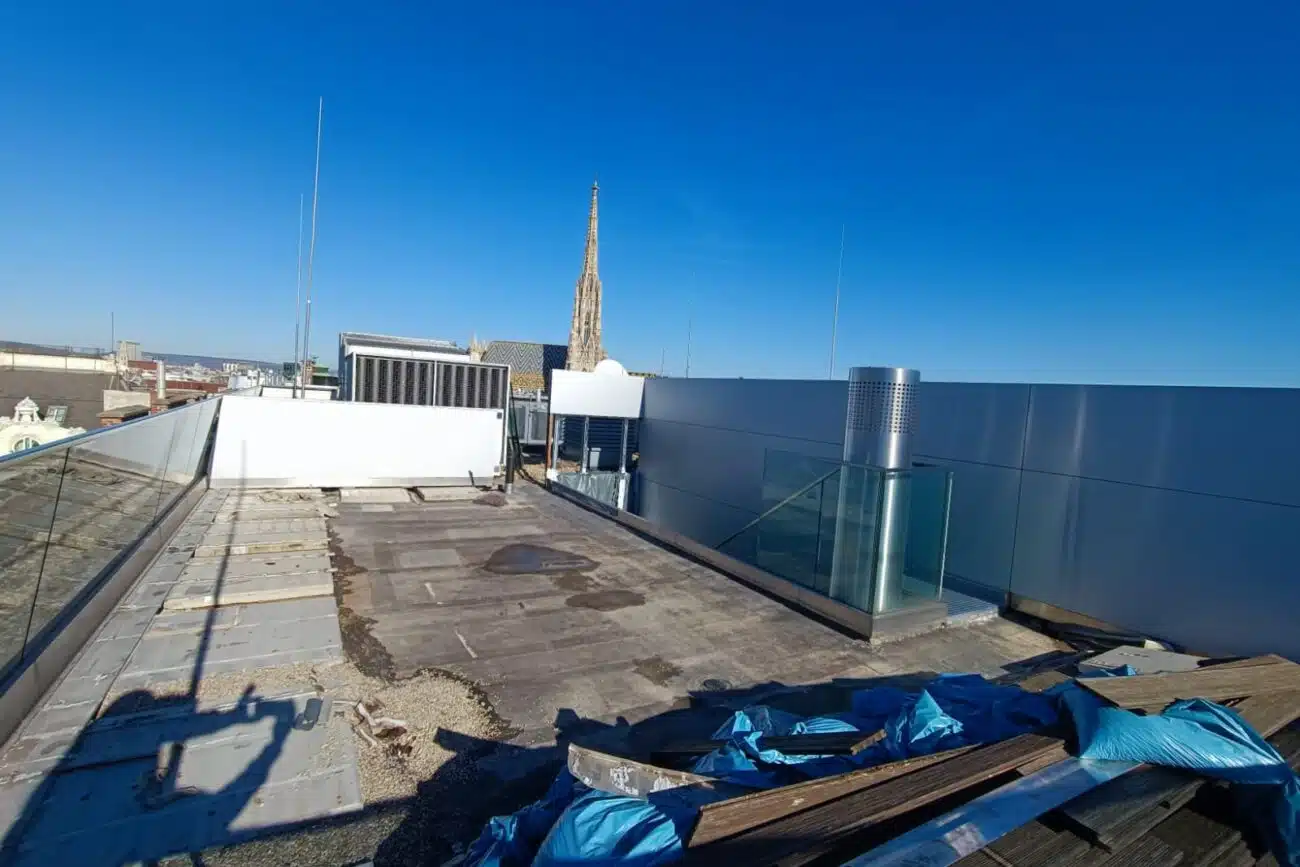 Detailaufnahme: gemischte Altreste und Folien auf der Dachfläche