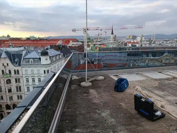 Nachher – freigeräumte Dachkante in 1010 Wien