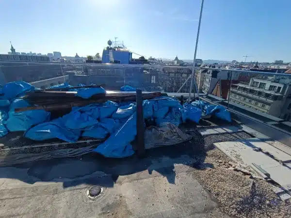 Vorher – Ablage von Brettern und Verpackungsmaterial auf dem Dach