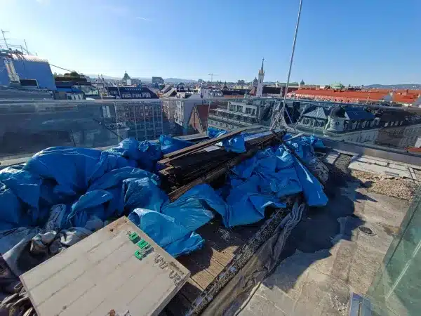 Vorher – Dachrand mit Holzbohlen und Säcken