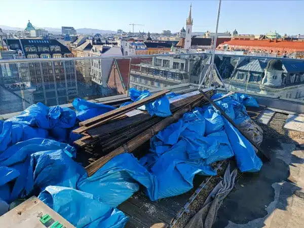 Vorher – Mischung aus Brettern, Planen und altem Material