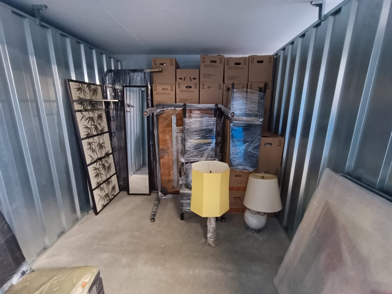 Lagerbox in 1130 Wien Hietzing vor der Entrümpelung – Eingang mit vollgestelltem Bereich