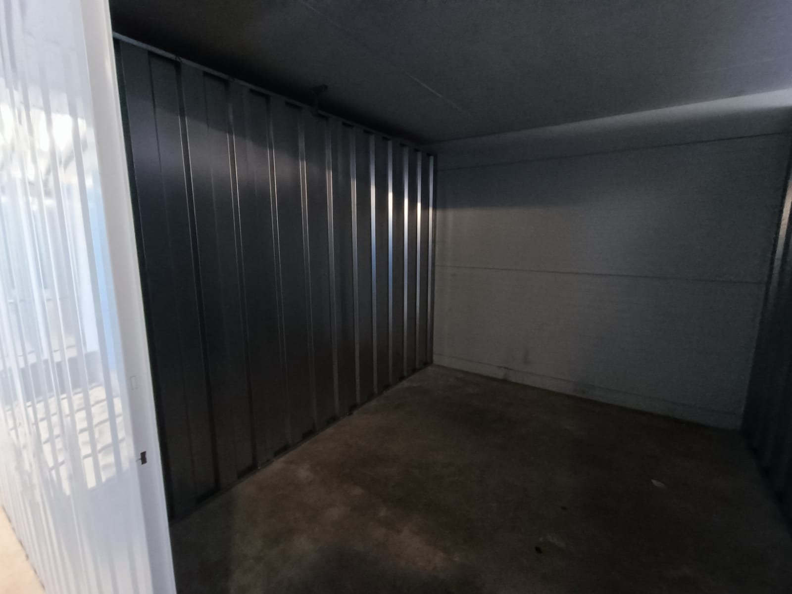 Innenbereich der Lagerbox nach der Entrümpelung – komplett leer bis zur Rückwand