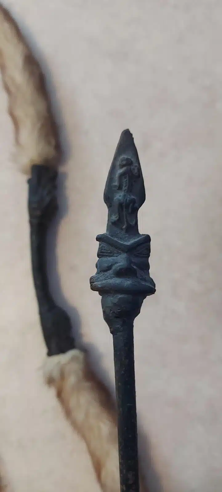 Ritueller Metallstab mit Figur und Fellquaste