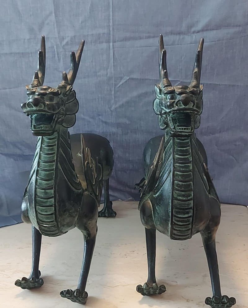 Ritueller Metallstab mit Figur und Fellquaste