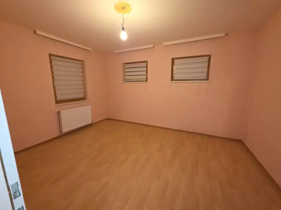 Zimmer in Achau nach der Entrümpelung mit freier Fläche und Trainingsgerät