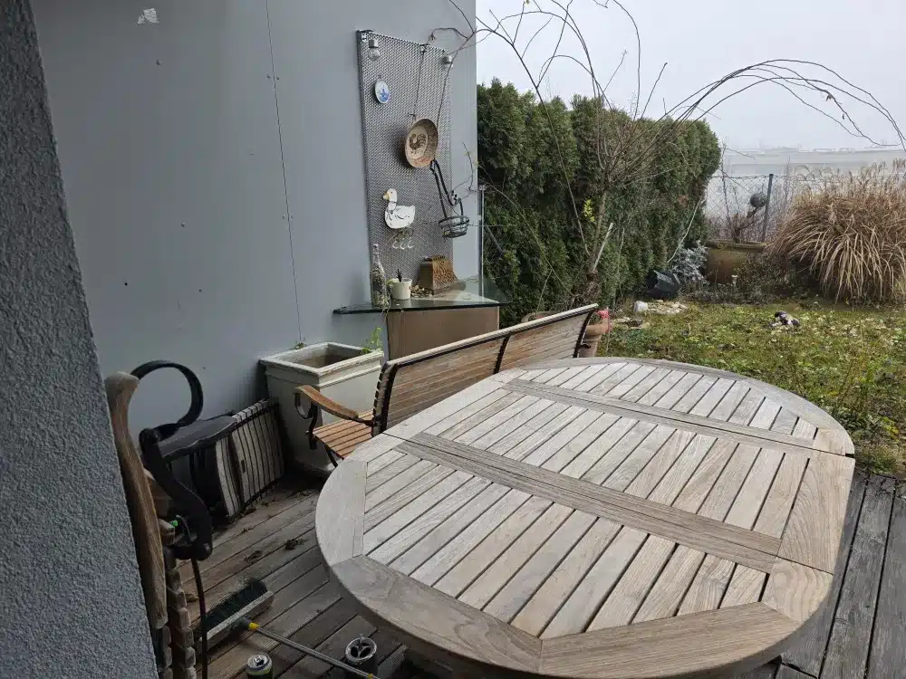 Vorher: Terrasse mit Gegenständen vor der Entrümpelung in 1230 Wien (Liesing)