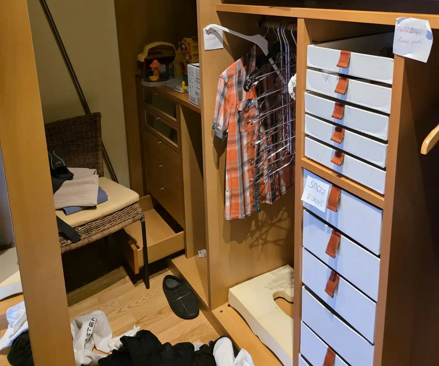 Geordnete Entrümpelung in Melk: heller Wohnraum, freie Laufwege, geschützte Kanten.