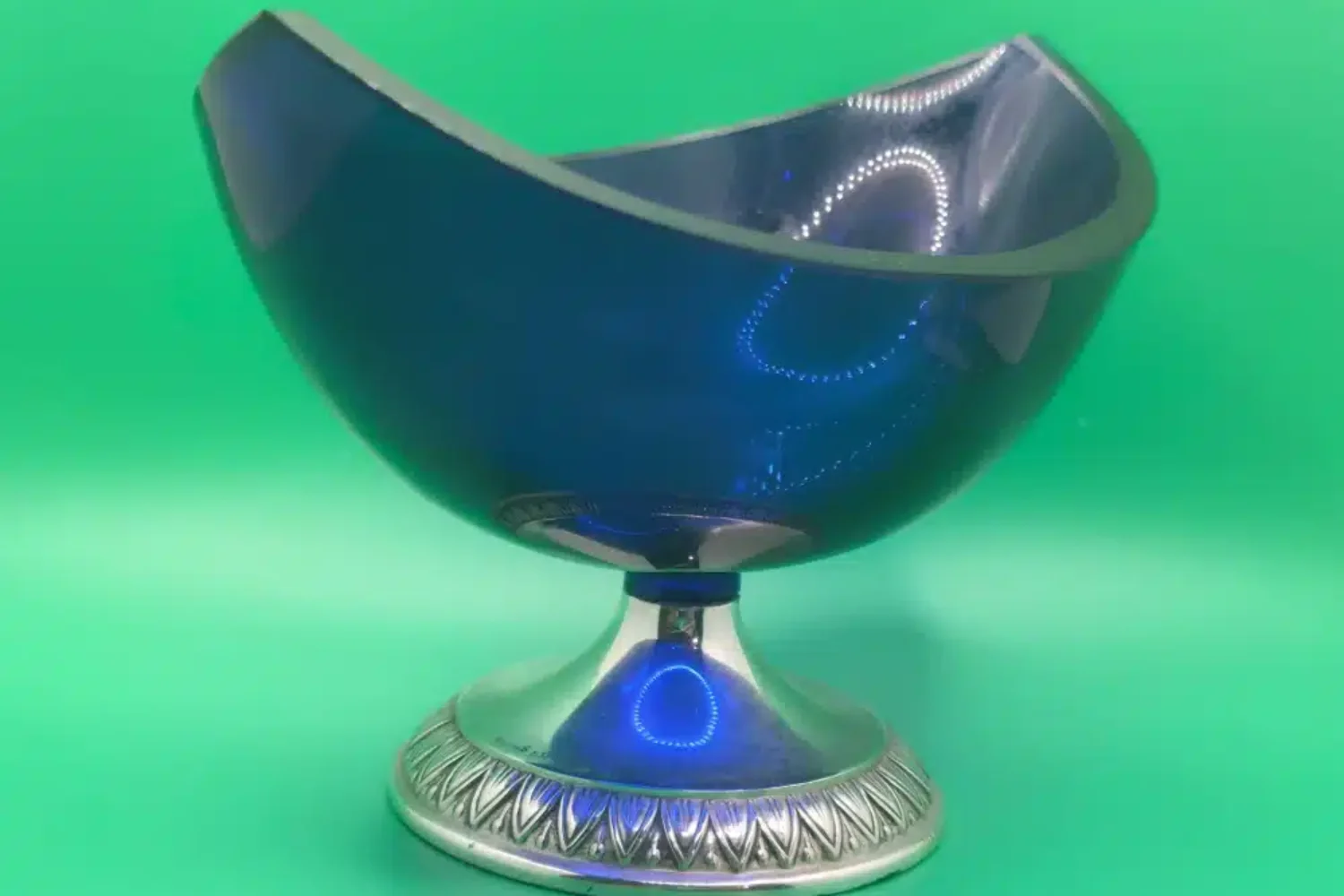 Ankauf von antiken Glas- und Metallschalen wie auf dem Foto