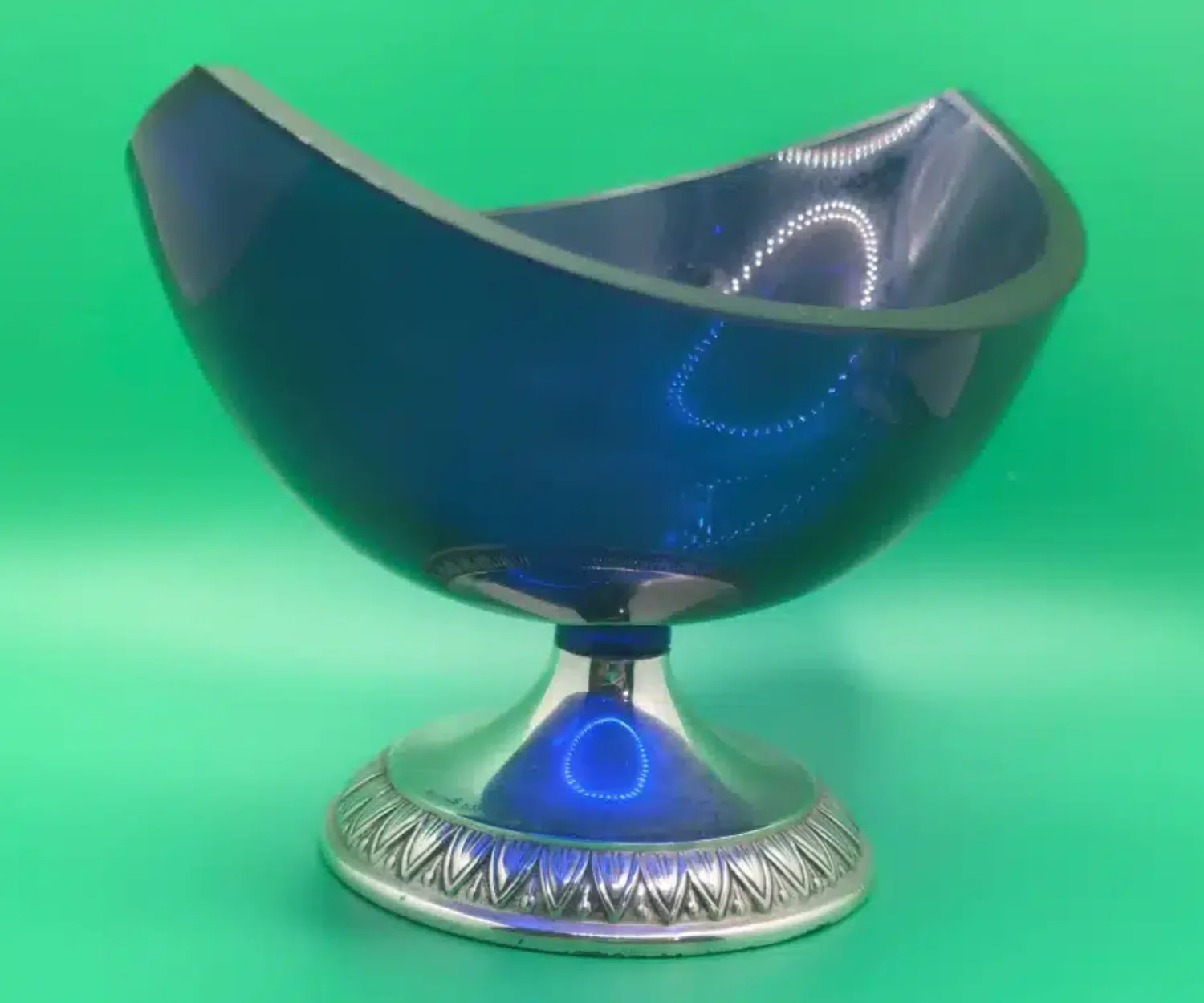 Ankauf von antiken Glas- und Metallschalen wie auf dem Foto