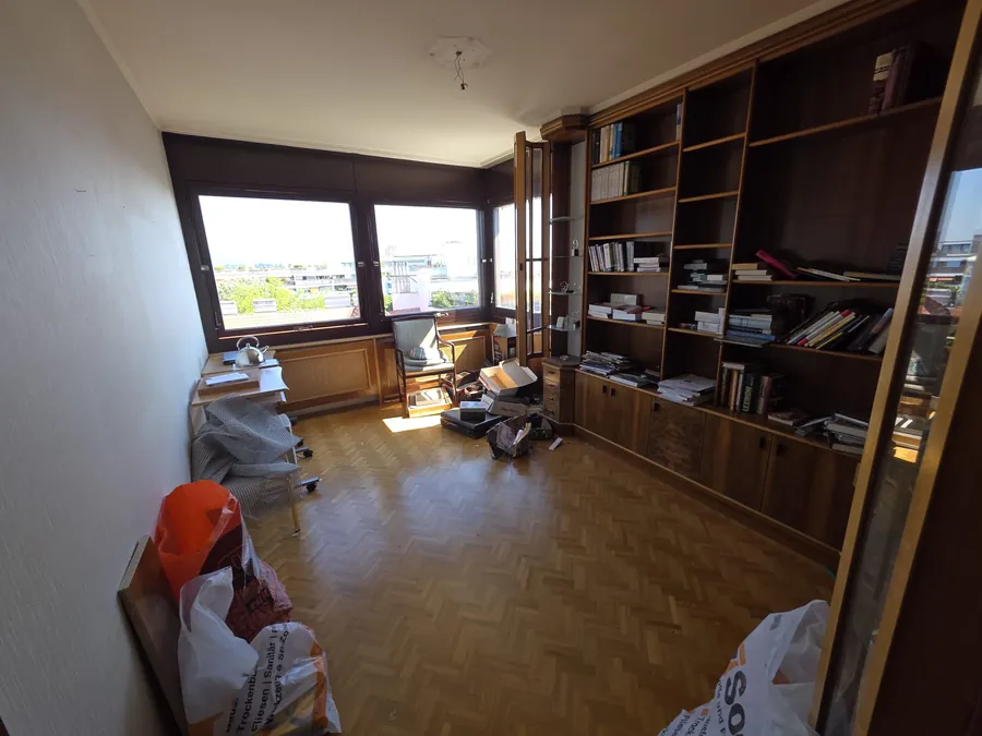 Entrümpelung 1010 Wien Innere Stadt – Altbauzimmer Entrümpelung 1010 Wien Innere Stadt – Altbauzimmer mit Bücherregal vor der Räumung