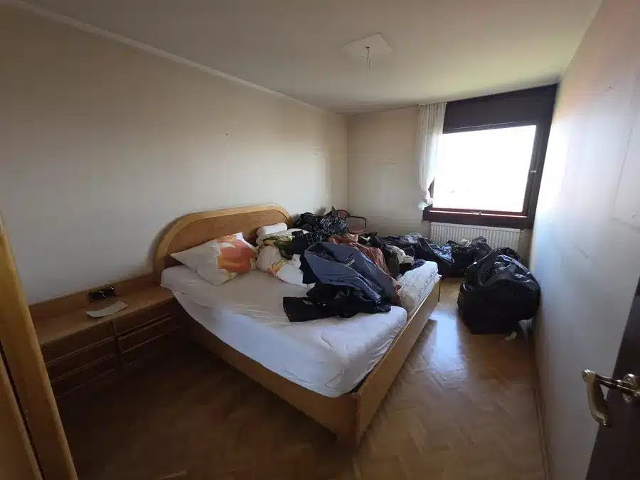 Entrümpelung 1150 Wien Fünfhaus – Schlafzimmer vorher Entrümpelung 1150 Wien Fünfhaus – Zimmer vor der Räumung