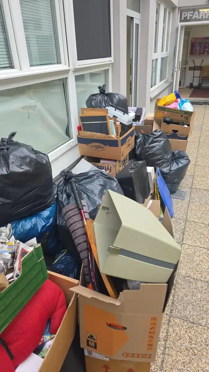 Kurzfristige Räumung in 1120 Wien – Kartons, Säcke und Bilderrahmen vor einem Hauseingang