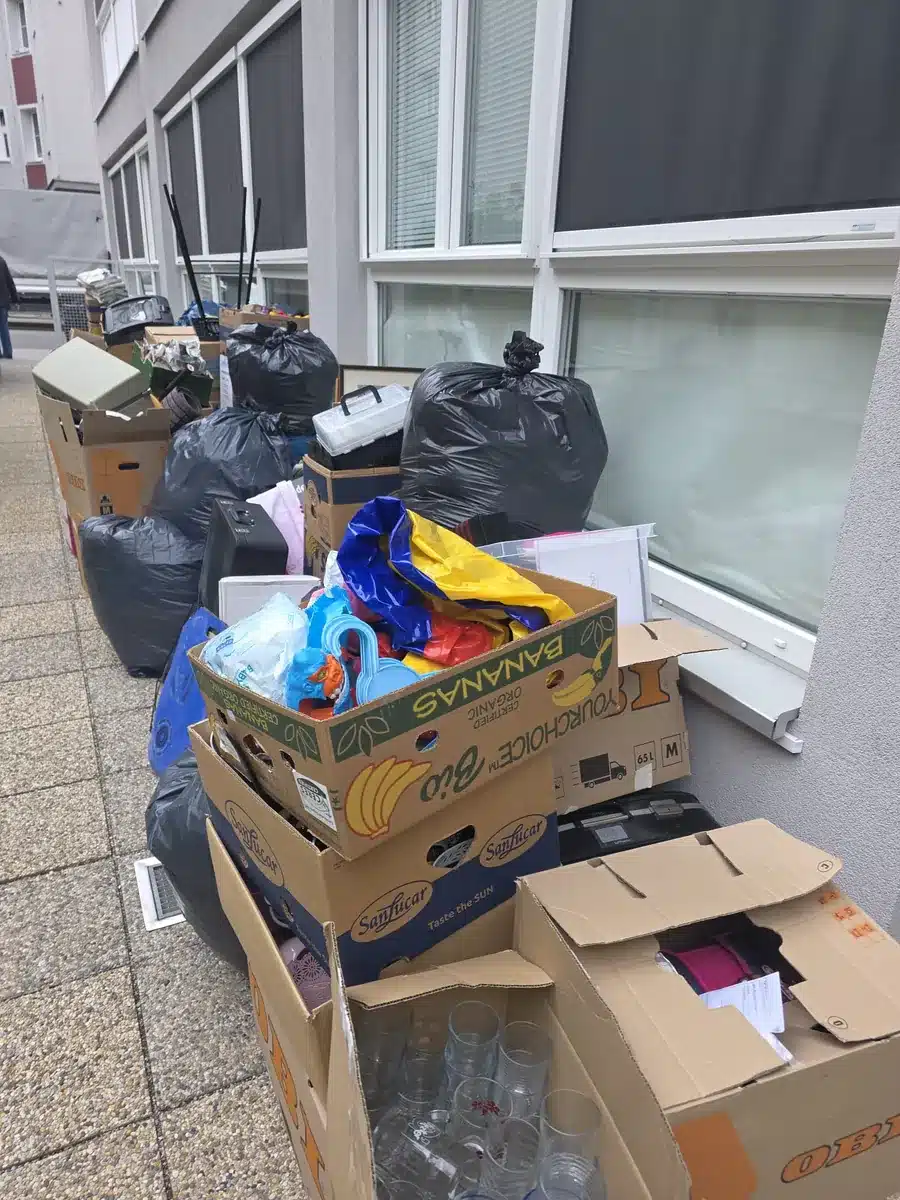 Räumung in 1120 Wien – Bananenkartons mit Spielzeug, Trinkgläser und schwarze Säcke vor dem Abtransport